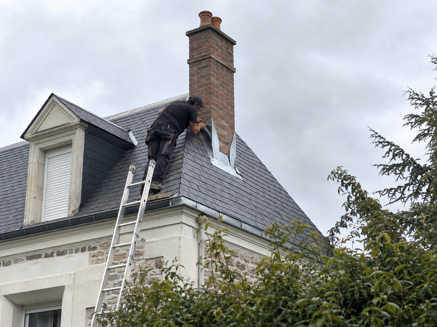 Habillage de cheminée et finitions zinc